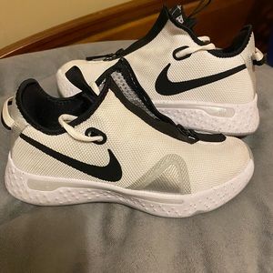 New Nikes size 6.5. Black and white in color